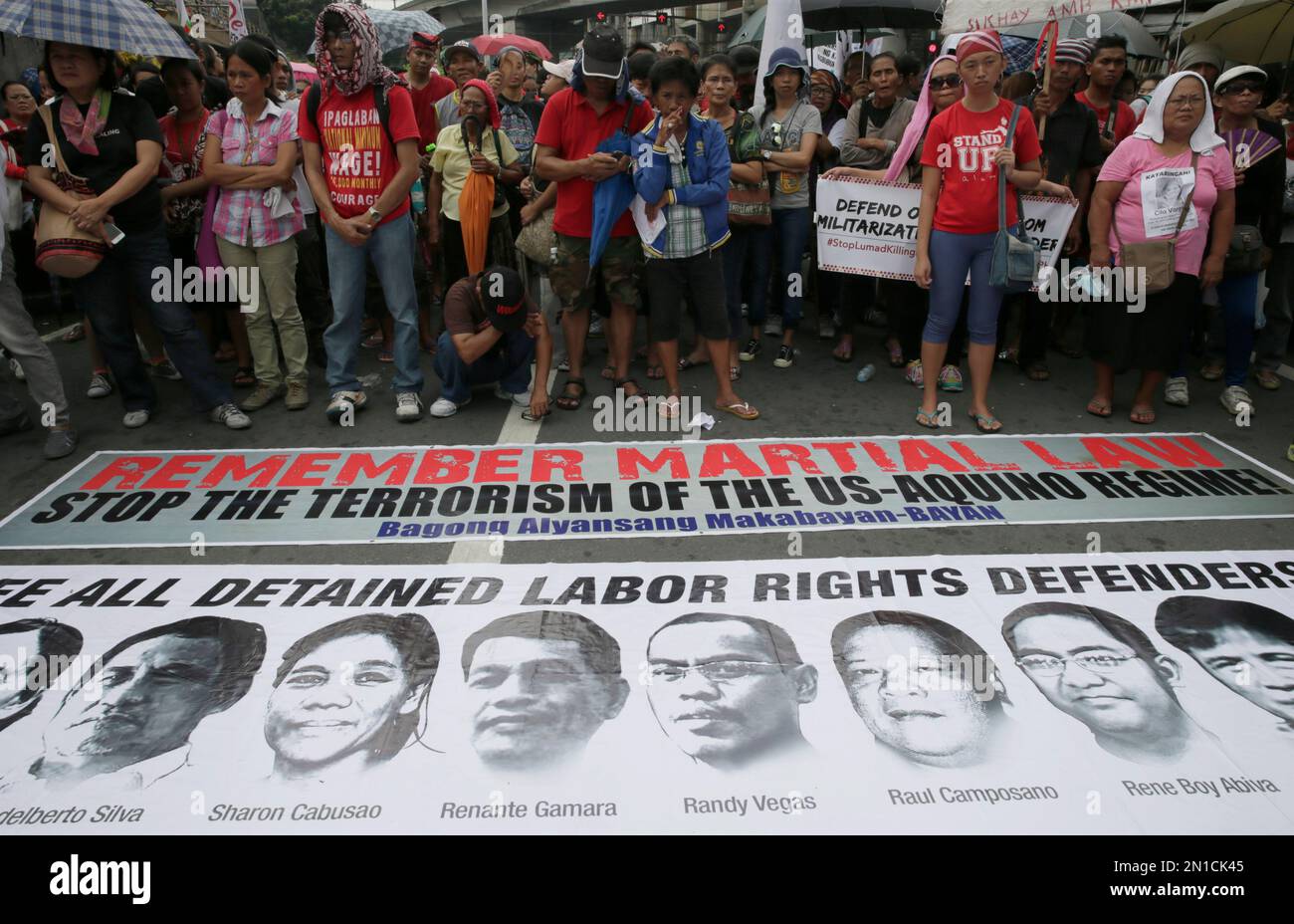 Protesters display banners and portraits of alleged victims of Martial Laws they gather near the Presidential Palace to mark the 43rd anniversary of its declaration by the late Philippine strongman Ferdinand Marcos Monday, Sept. 21, 2015 in Manila, Philippines. Marcos' declaration showed him ruling the country for 20 years which ended when the Marcoses were ousted in the 1986 People Power revolution that helped install Corazon "Cory" Aquino, the late mother of President Benigno Aquino III. (AP Photo/Bullit Marquez) Banque D'Images