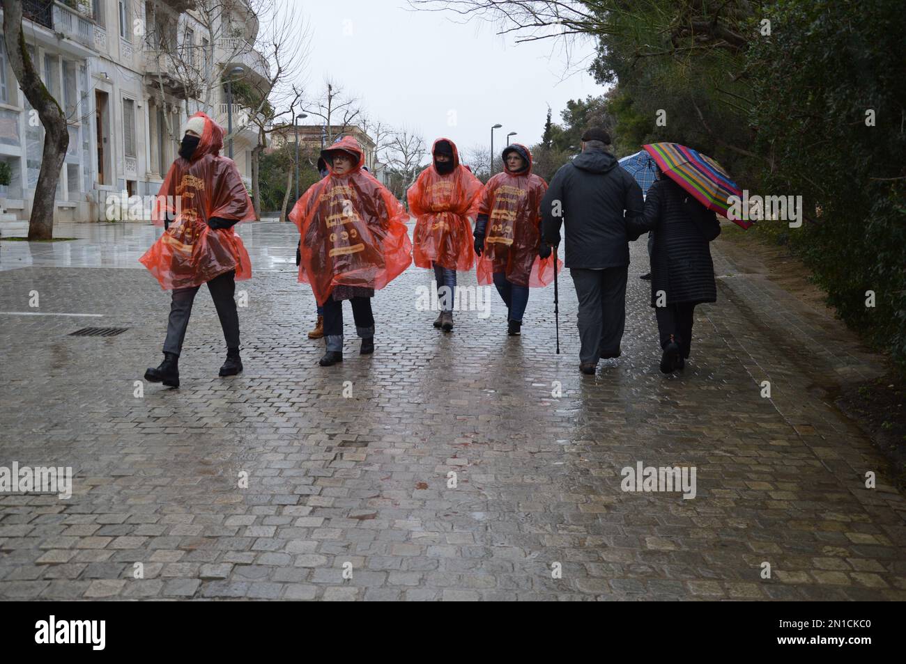 Athènes, Grèce - 5 février 2023 - temps froid et pluvieux à Athènes - à Dionysiou Areopagitou près de l'Acropole. (Photo de Markku Rainer Peltonen) Banque D'Images