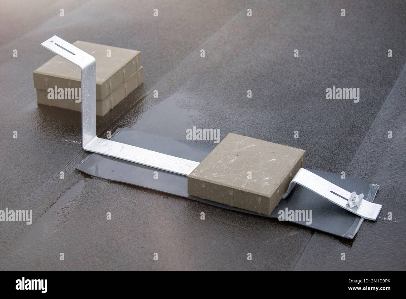 Supports pour l'installation de panneaux solaires sur le toit d'un bâtiment. Les luminaires en aluminium pour les modules solaires sont placés sur le toit avant les panneaux Banque D'Images