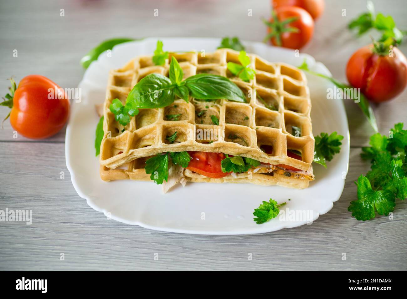 Sandwich de deux omelettes aux œufs avec bacon et tomates à l'intérieur Banque D'Images