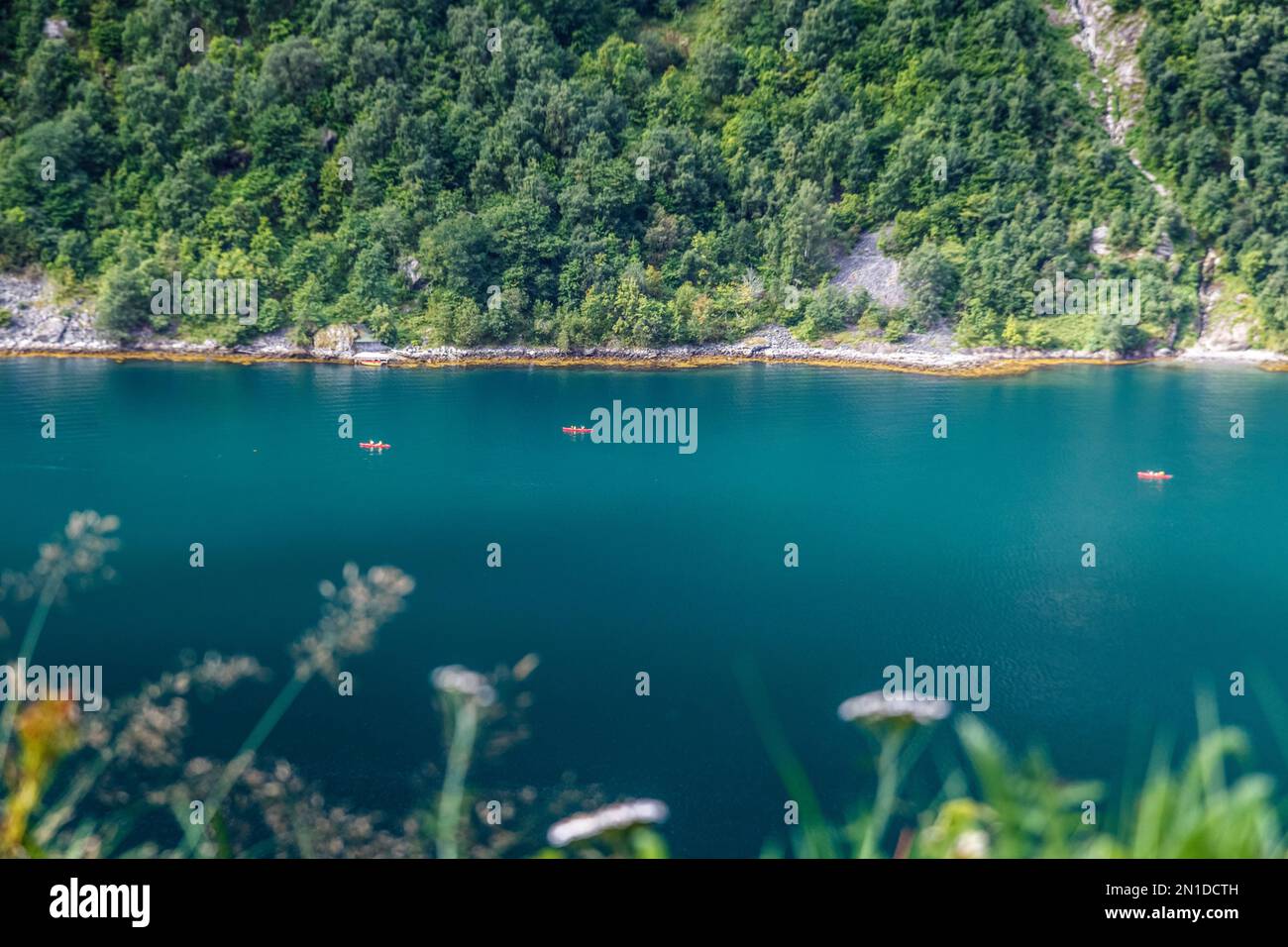 Kajak Fahrer paddeln auf dem Aurlandsfjord à Norwegen Banque D'Images