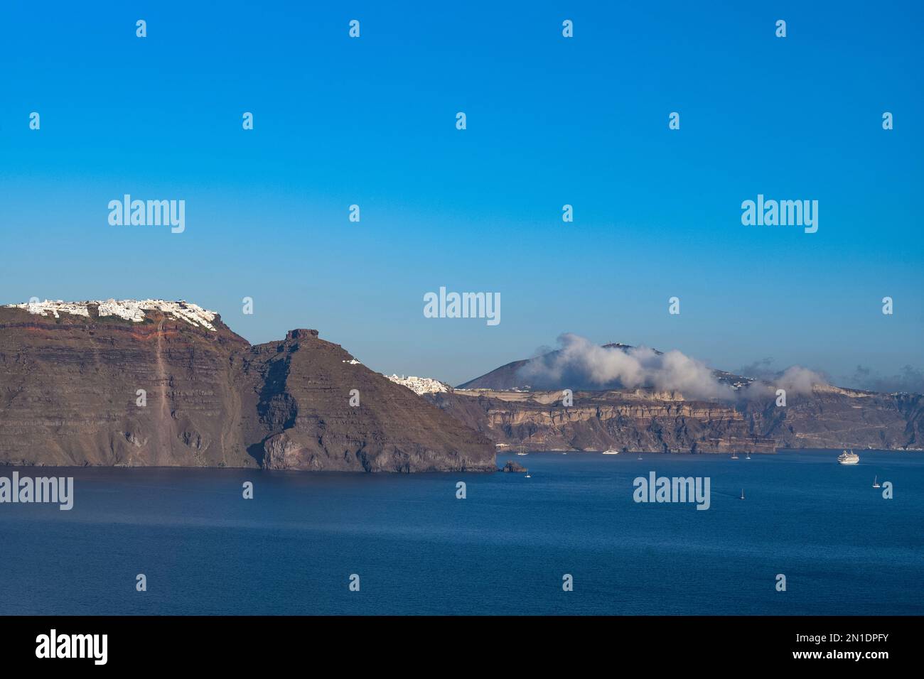 Imerovigli et Skaros Rock, sur les falaises surplombant la caldeira, Santorin, les Cyclades, la mer Egée, les îles grecques, Grèce, Europe Banque D'Images