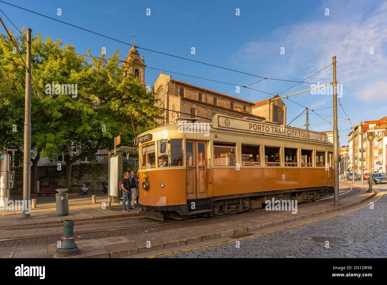 Vue sur le célèbre tramway de la ville et le Monument Church of St. Francis, Porto, Norte, Portugal, Europe Banque D'Images