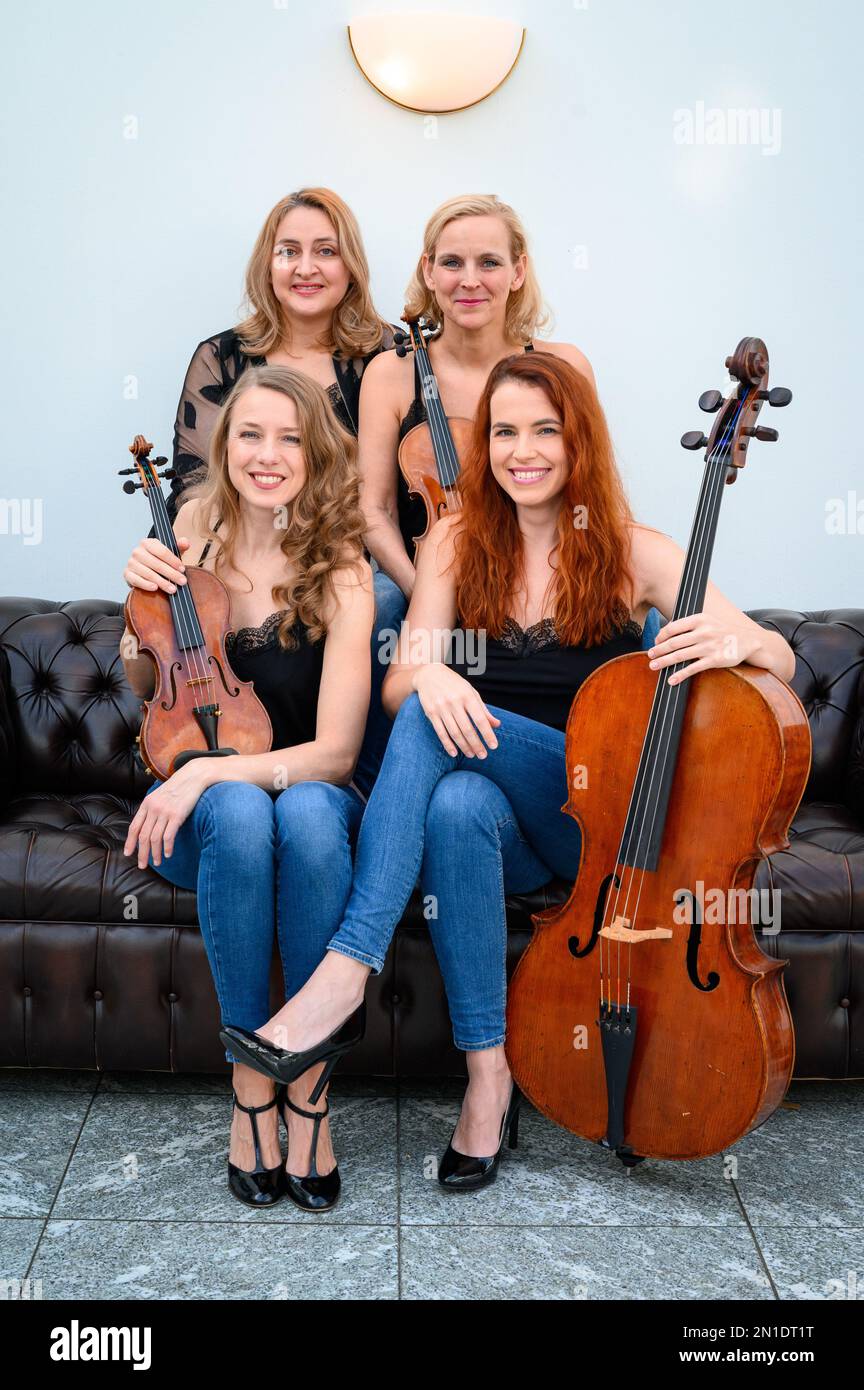 Hambourg, Allemagne. 04th févr. 2023. Les membres du quatuor classique Salut salon, Olga Shkrygunova (en haut l), Angelika Bachmann (en haut r), Meta Hüper (en bas à gauche) et Heike Schuch (en bas à droite) avec instruments. Credit: Jonas Walzberg/dpa/Alay Live News Banque D'Images