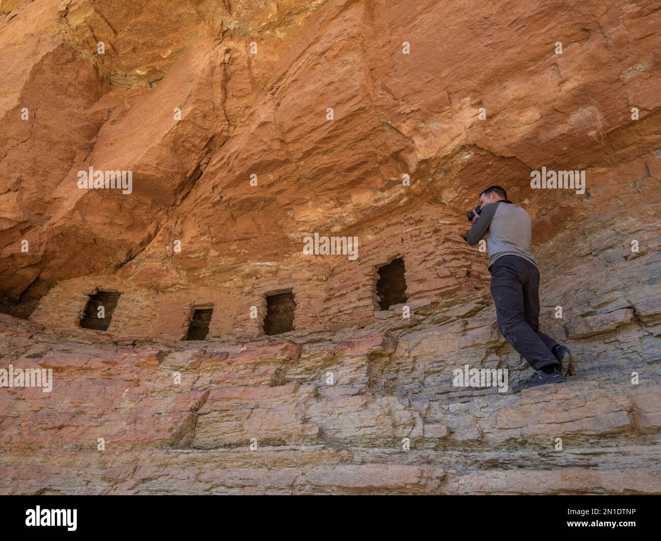 Photographier les greniers de Puebloan à Upper Nankoweap, parc national du Grand Canyon, Arizona, États-Unis d'Amérique, Amérique du Nord Banque D'Images