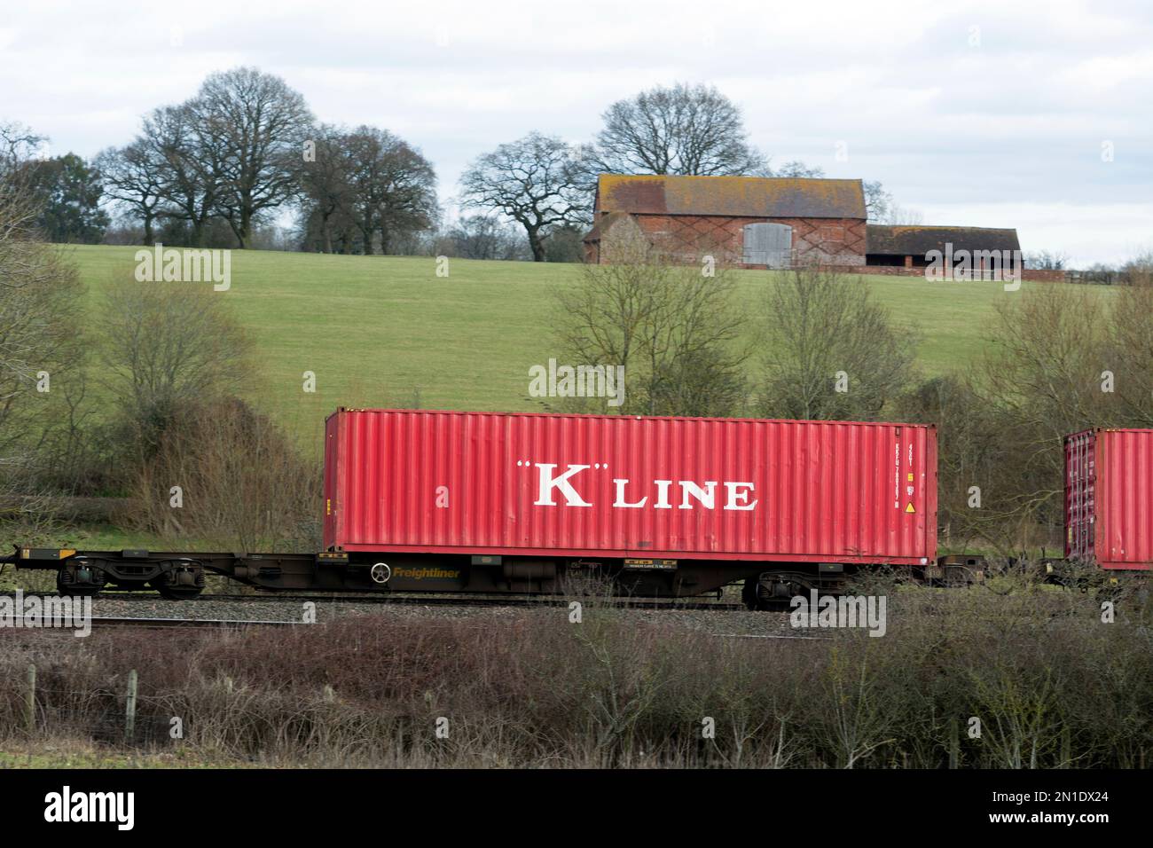 Conteneur d'expédition de la ligne K sur un train intermodal, Warwickshire, Royaume-Uni Banque D'Images