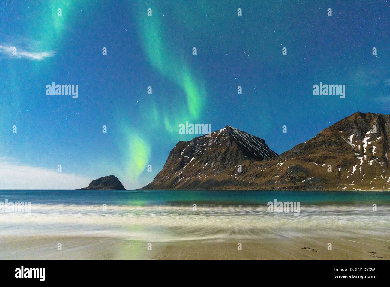 Aurores boréales (Aurora Borealis) au-dessus de la plage surgelée de Haukland, Leknes, comté de Nordland, îles Lofoten, Norvège, Scandinavie, Europe Banque D'Images