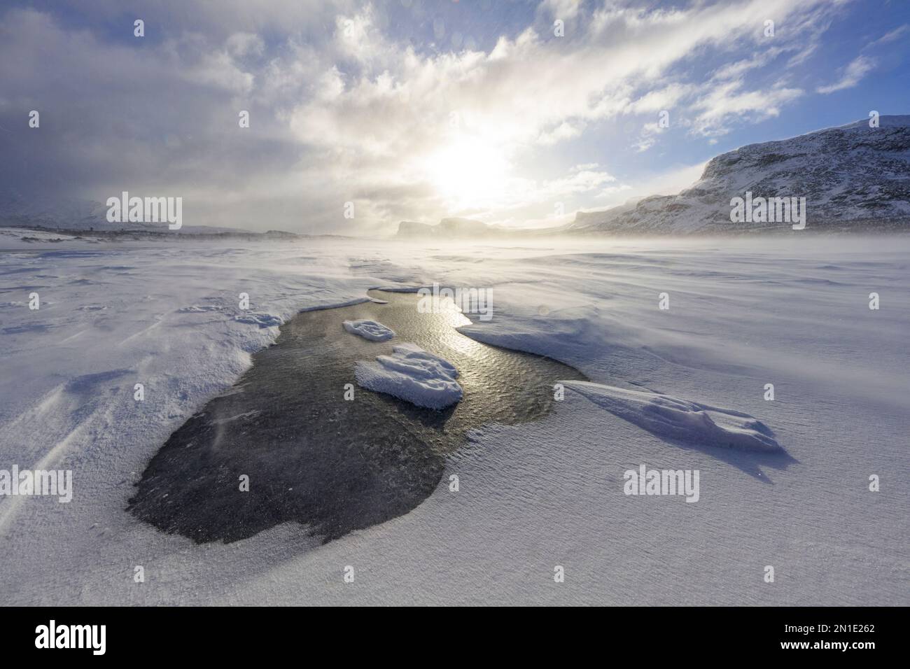 Nuages au coucher du soleil sur un lac gelé couvert de neige après un blizzard, Stora Sjofallet, Comté de Norrbotten, Laponie, Suède, Scandinavie, Europe Banque D'Images