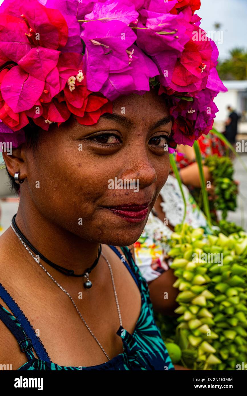 Femme vêtue colorée avec des fleurs sur la tête, Hikueru, archipel de Tuamotu, Polynésie française, Pacifique Sud, Pacifique Banque D'Images