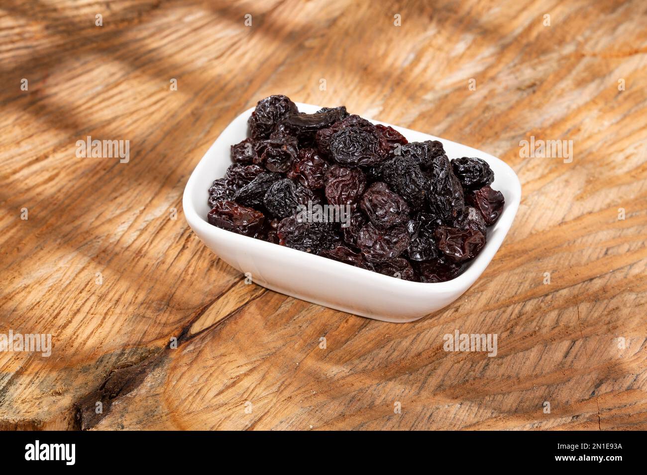 Alimentation saine - noix raisins déshydratés; photo sur fond en bois Banque D'Images