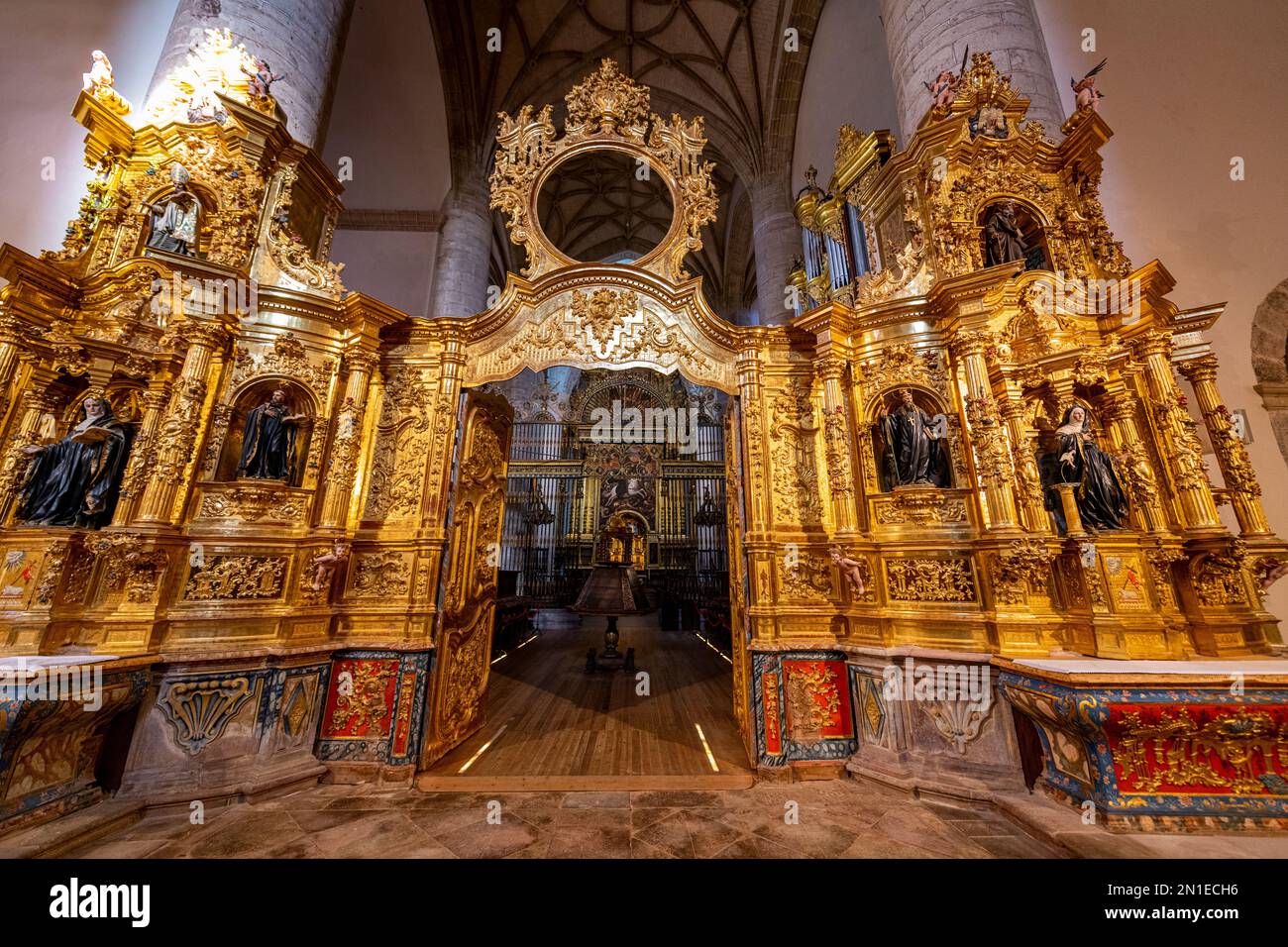 Entrée dorée à l'autel du monastère de Yuso, site classé au patrimoine mondial de l'UNESCO, monastères de San Millan de la Cogolla, la Rioja, Espagne, Europe Banque D'Images