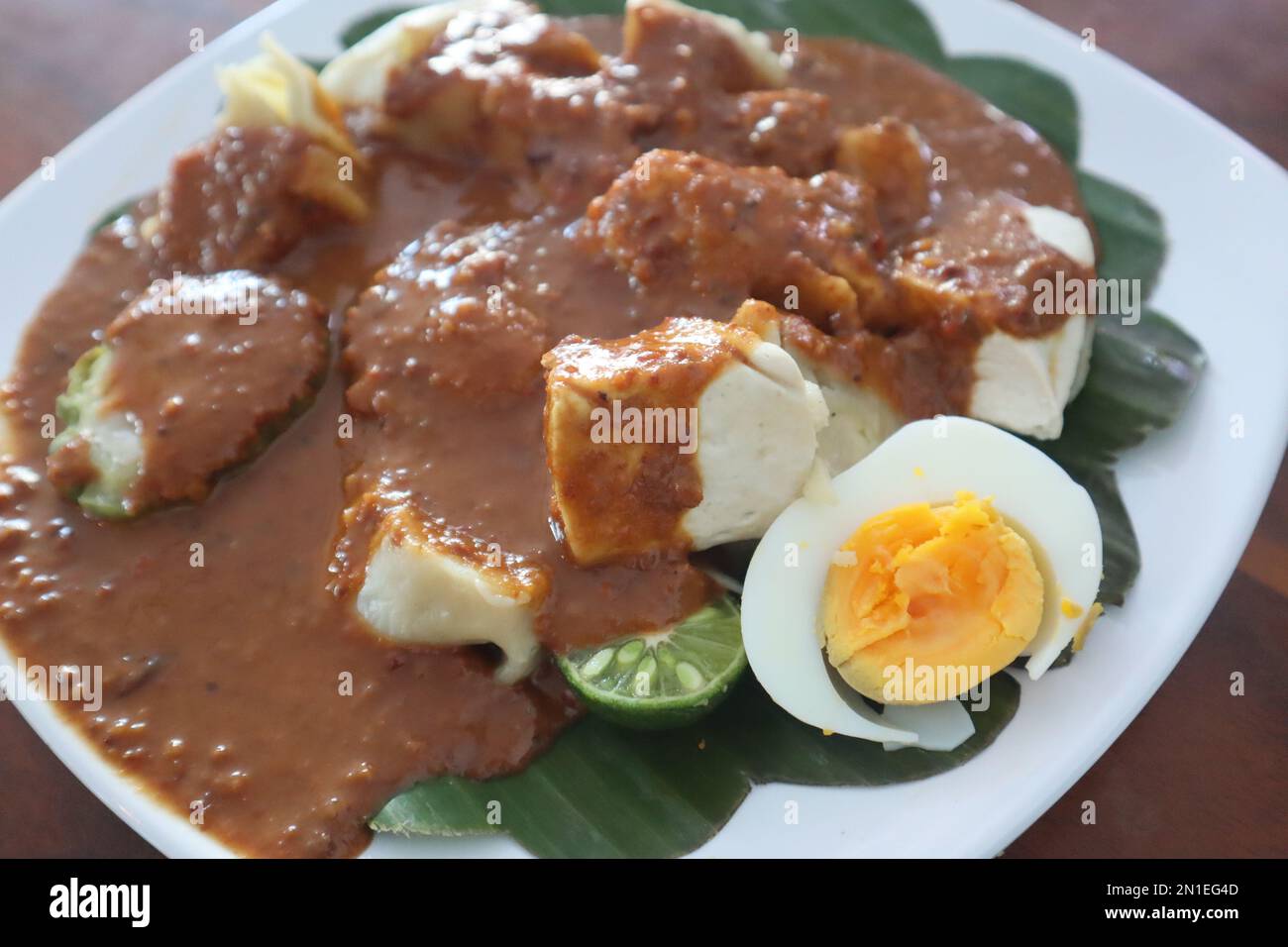 Le Gado-gado est une salade de légumes au mélange indonésien servie avec de la sauce aux arachides Banque D'Images