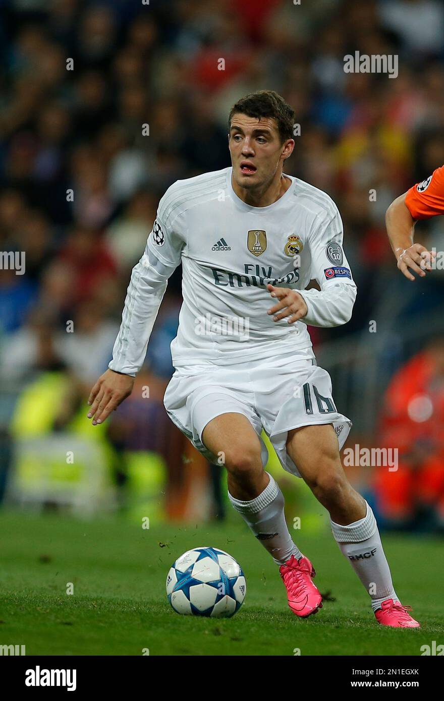 Real Madrid's Mateo Kovacic controls the ball during a Group A Champions League soccer match between Real Madrid and Shakhtar Donetsk at the Santiago Bernabeu stadium in Madrid, Spain, Tuesday, Sept. 15, 2015. (AP Photo/Paul White) Banque D'Images