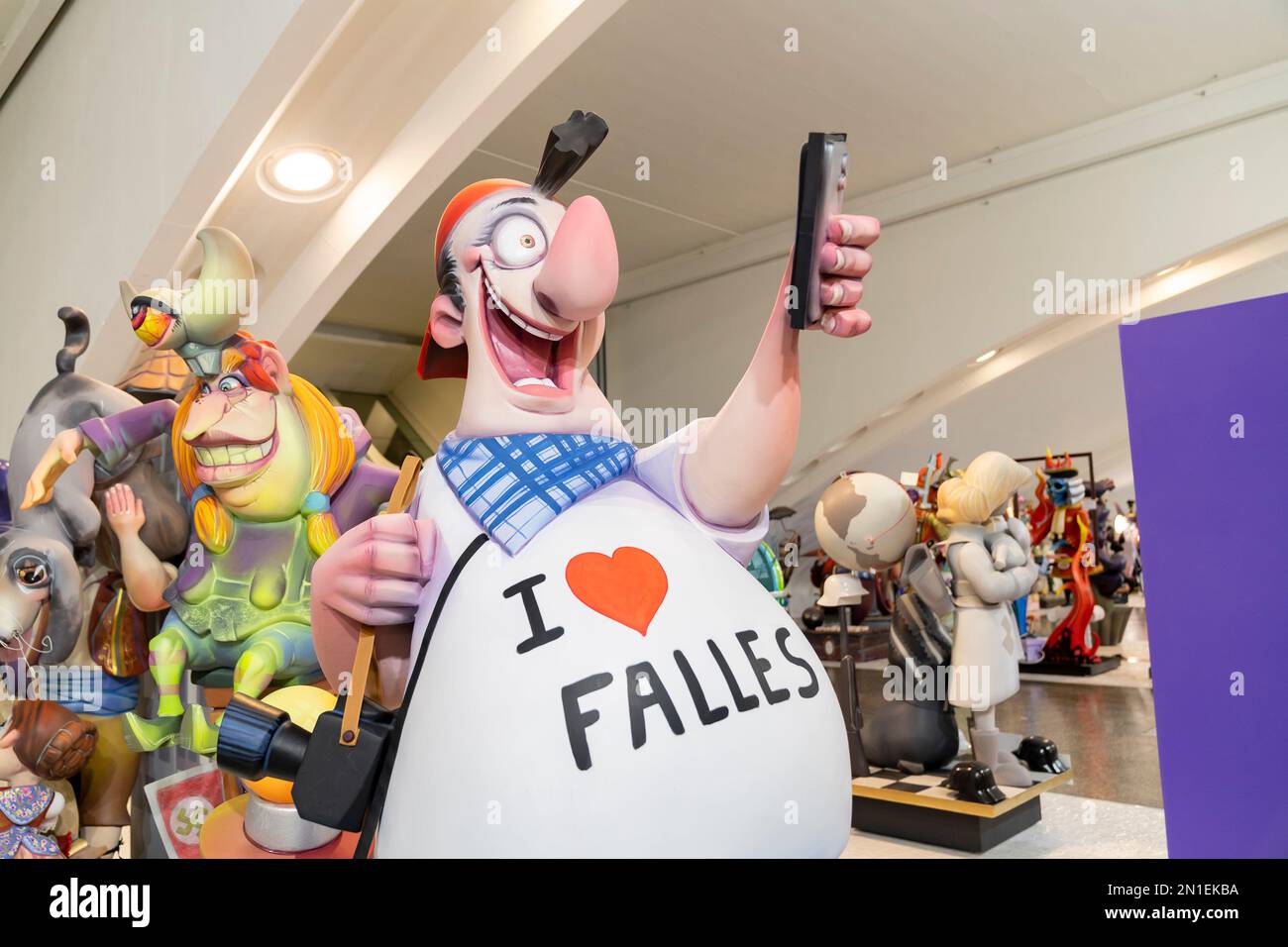 Valence, Espagne. 04th févr. 2023. Une Fla Ninot d'un touriste prenant un selfie vu lors de la cérémonie d'ouverture de l'exposition Ninot 2023 à Valence. L'exposition Ninot 2023 est la plus grande exposition d'art éphémère au monde, installée dans le Museu des Ciencies, situé dans le Ciutat des Arts i les Ciencies de Valence. (Photo de Xisco Navarro/SOPA Images/Sipa USA) crédit: SIPA USA/Alay Live News Banque D'Images