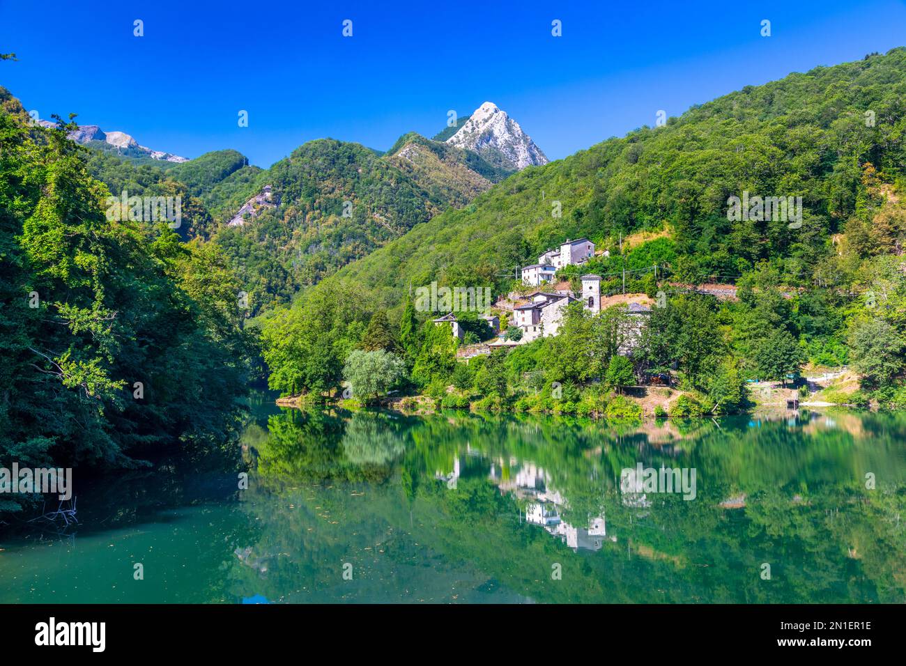 Isola Santa, Lac et Alpes Apuanes, Garfagnana, Toscane, Italie, Europe Banque D'Images