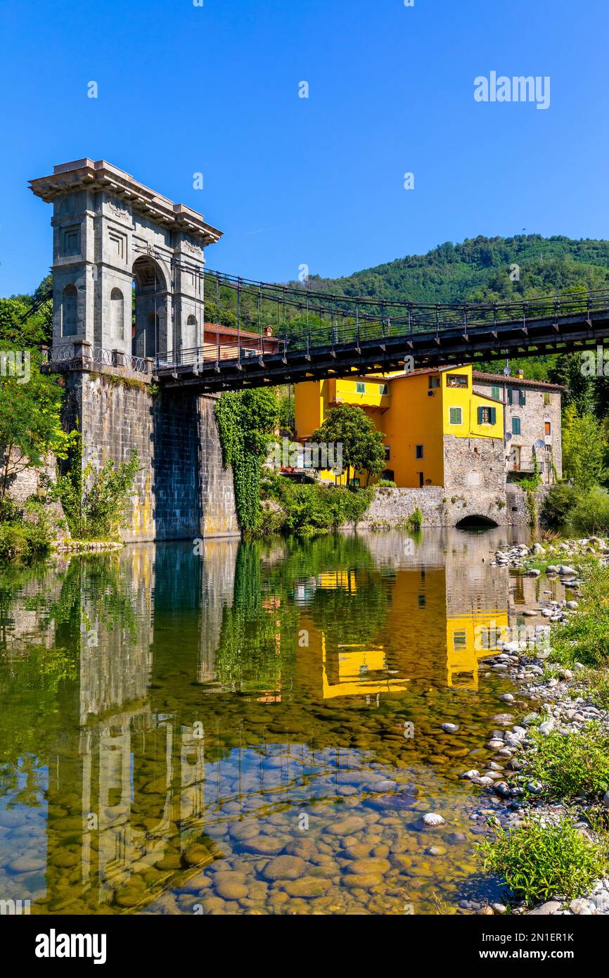 Ponte delle Catene (Pont des chaînes), pont suspendu, reliant Fornoli et Chifenti, rivière Lima, Toscane, Italie, Europe Banque D'Images