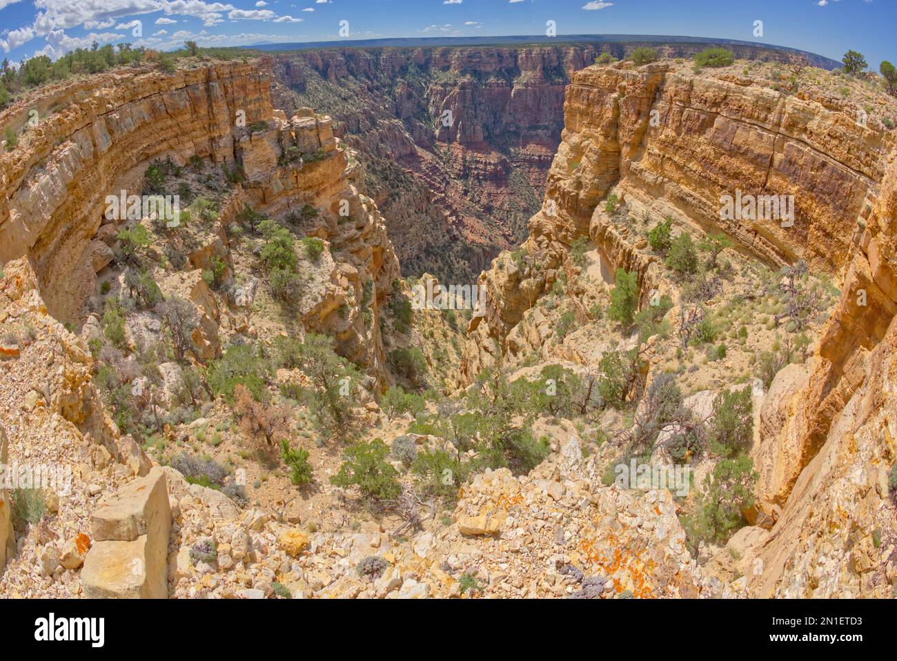Vue imprenable sur un profond gouffre près de Papago point au Grand Canyon avec Zuni point au loin, parc national du Grand Canyon, site classé au patrimoine mondial de l'UNESCO Banque D'Images
