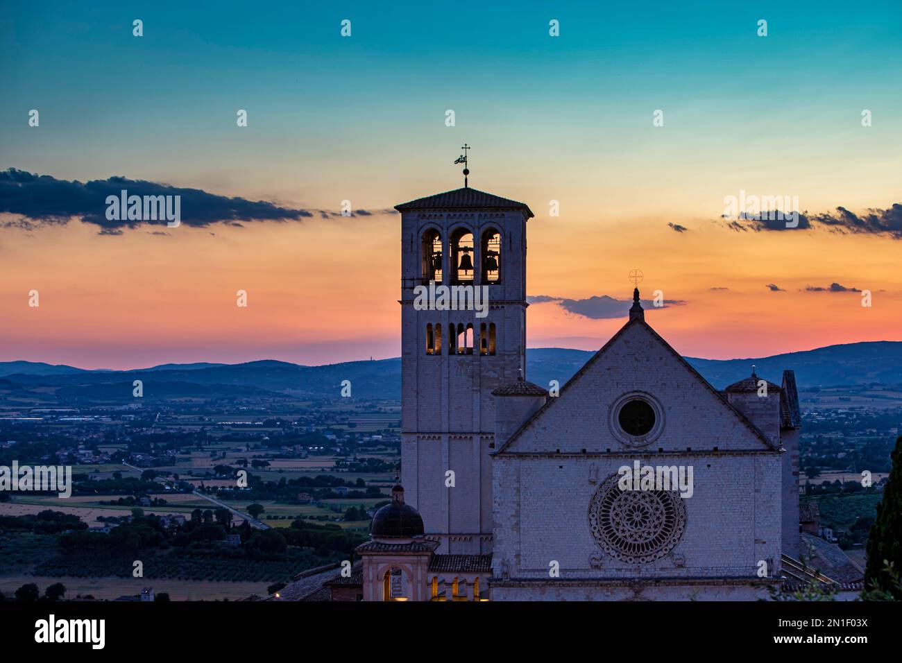 La basilique de San Francesco (Saint François) au coucher du soleil, site classé au patrimoine mondial de l'UNESCO, Assise, quartier de Pérouse, Ombrie, Italie, Europe Banque D'Images