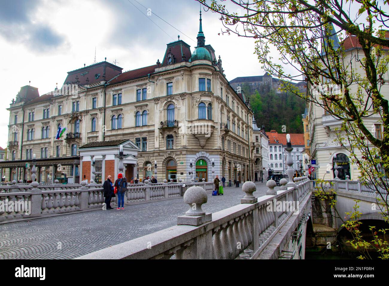 Plecnik trois ponts sur la rivière Ljubljana, centre-ville, Ljubljana, Slovénie, Europe Banque D'Images