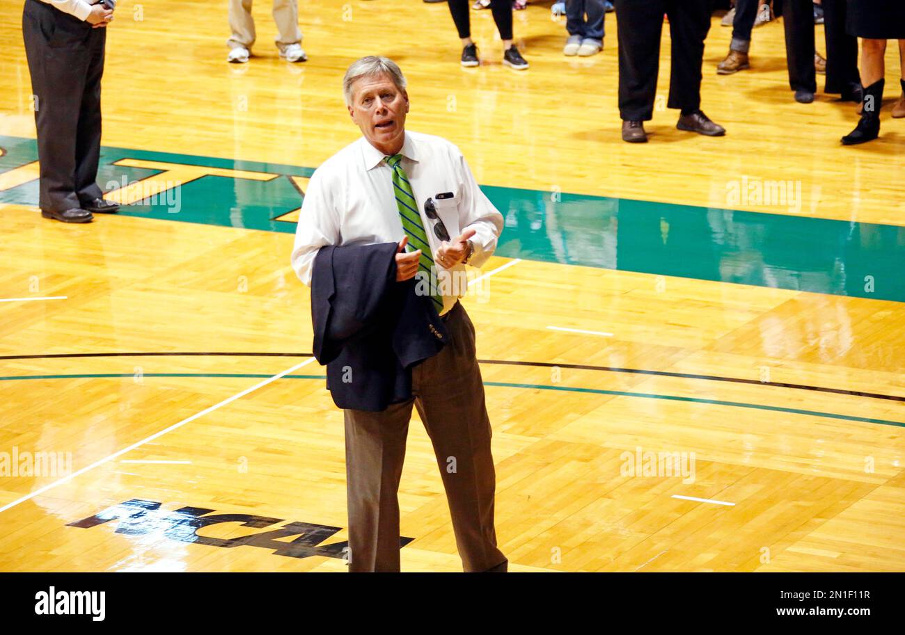 Delta State University president William LaForge speaks to students in the school's coliseum about the presence of lawmen and the need for lockdown as an investigation continues for an active shooter wanted in connection with a the shooting of history professor Ethan Schmidt in his office at the Cleveland, Miss., school, Monday, Sept. 14, 2015. (AP Photo/Rogelio V. Solis) Banque D'Images