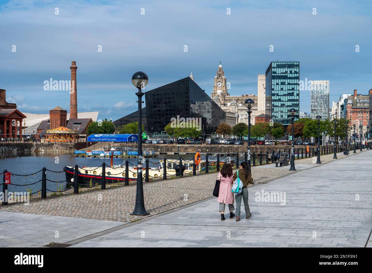 The Albert Dock and the Pier Head Building, Liverpool, Merseyside, Angleterre, Royaume-Uni, Europe Banque D'Images