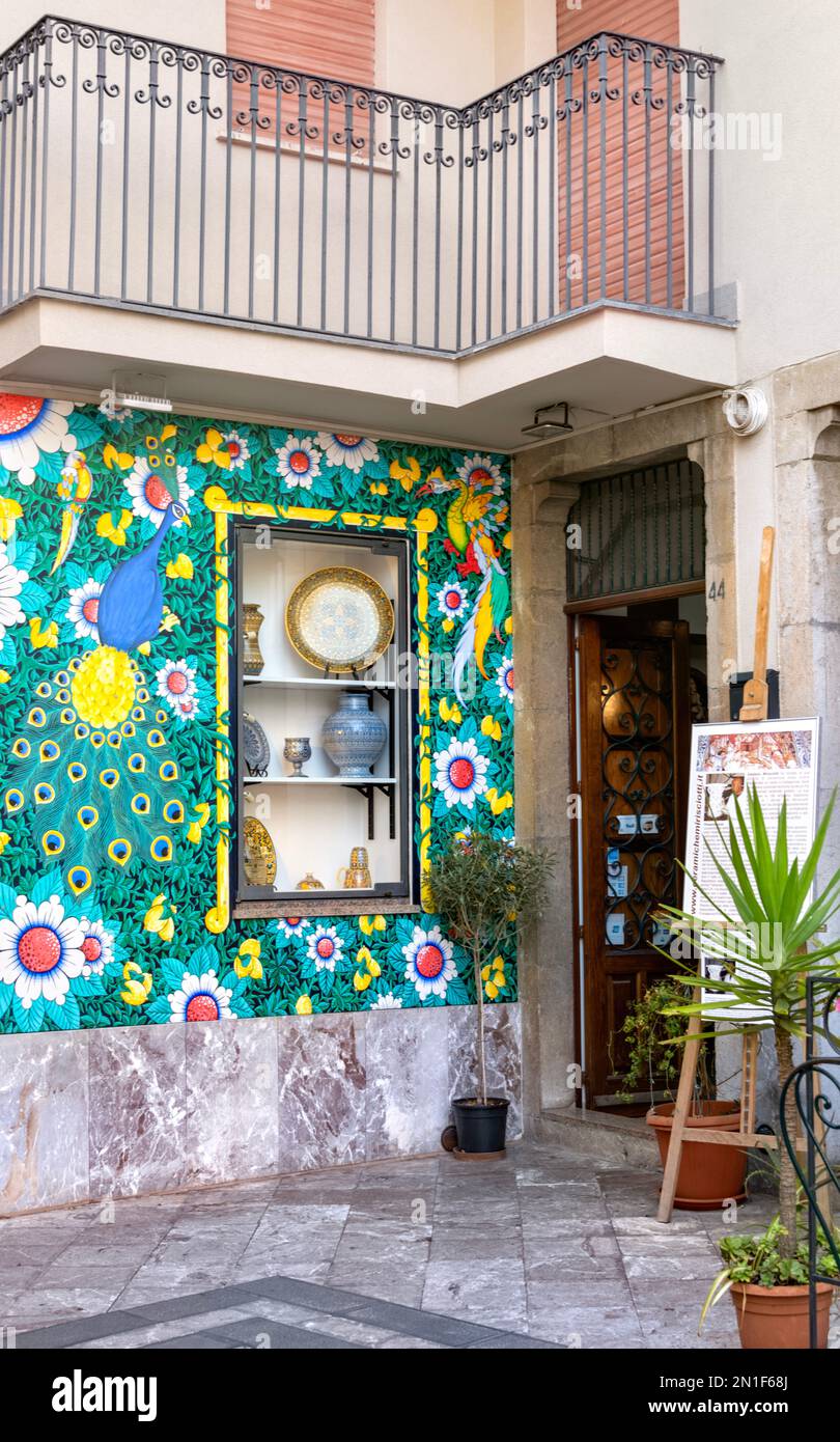 Taormina, Sicile, Italie - murs colorés décorés de céramiques peintes avec un balcon en fer forgé Banque D'Images