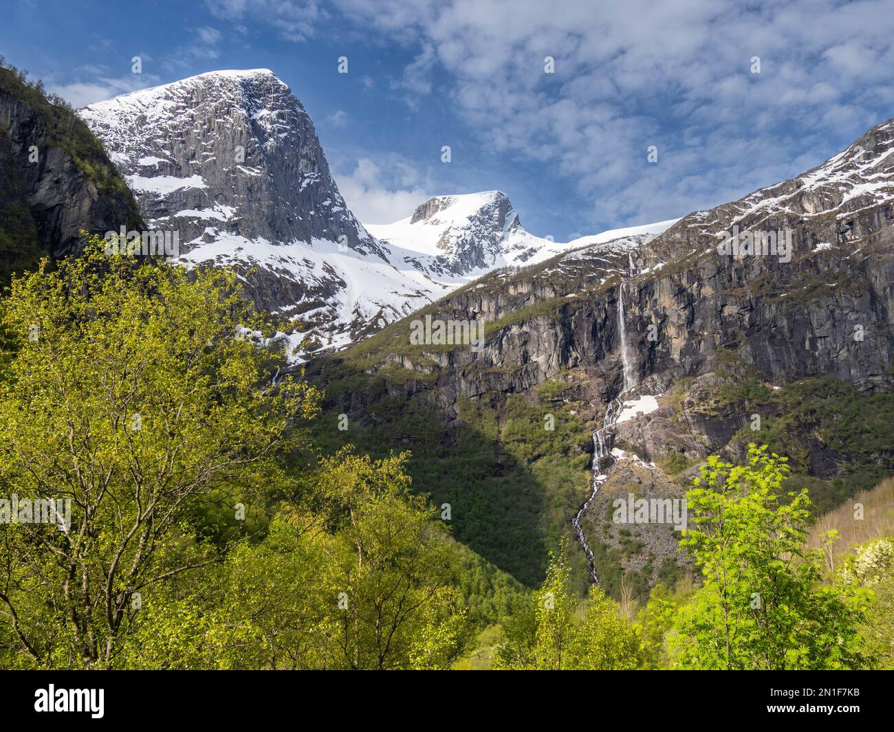 Une vue sur une chute d'eau sur le mur escarpé des montagnes avec le glacier Myklebustbreen au sommet, Vestland, Norvège, Scandinavie, Europe Banque D'Images