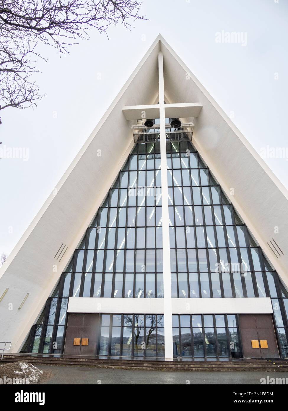 Une vue sur la cathédrale arctique dans la ville de Tromso, situé à 217 miles au nord du cercle arctique, Tromso, Norvège, Scandinavie, Europe Banque D'Images