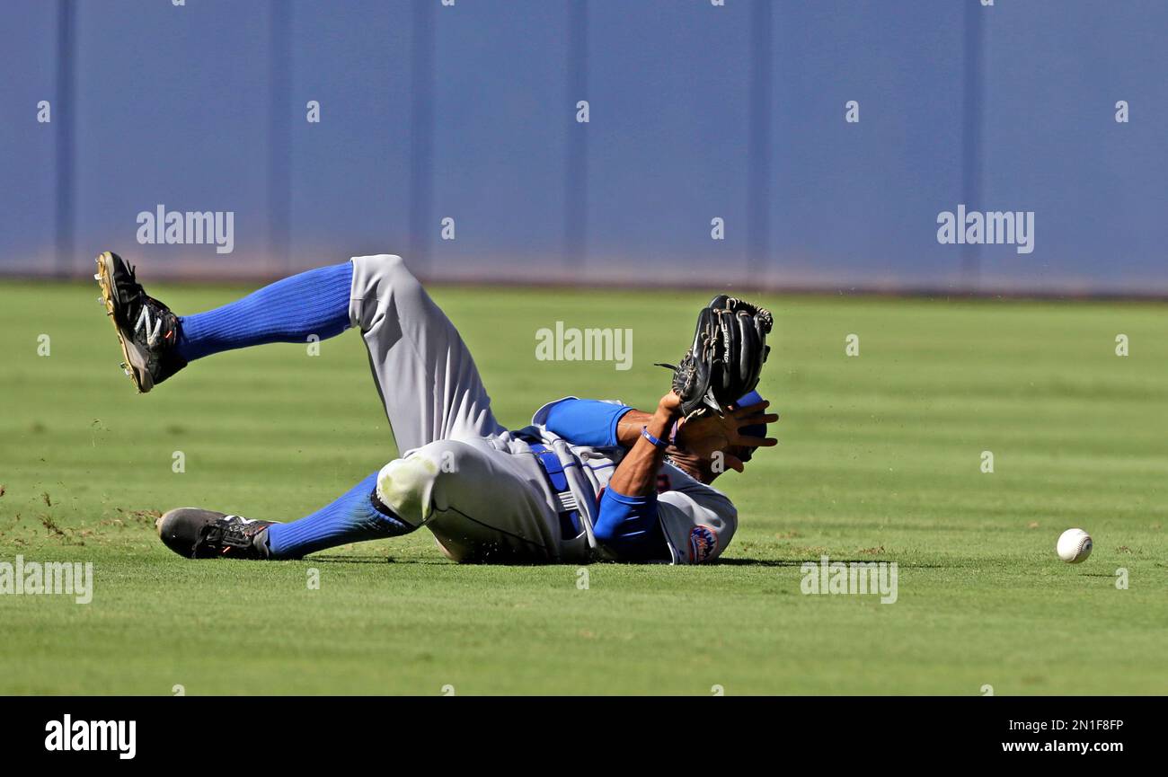 New York Mets right fielder Curtis Granderson (3) is unable to catch a fly ball by Atlanta Braves Adonis Garcia (24) during the eighth inning of a baseball game, Sunday, Sept. 13, 2015, in Atlanta. (AP Photo/Butch Dill) Banque D'Images