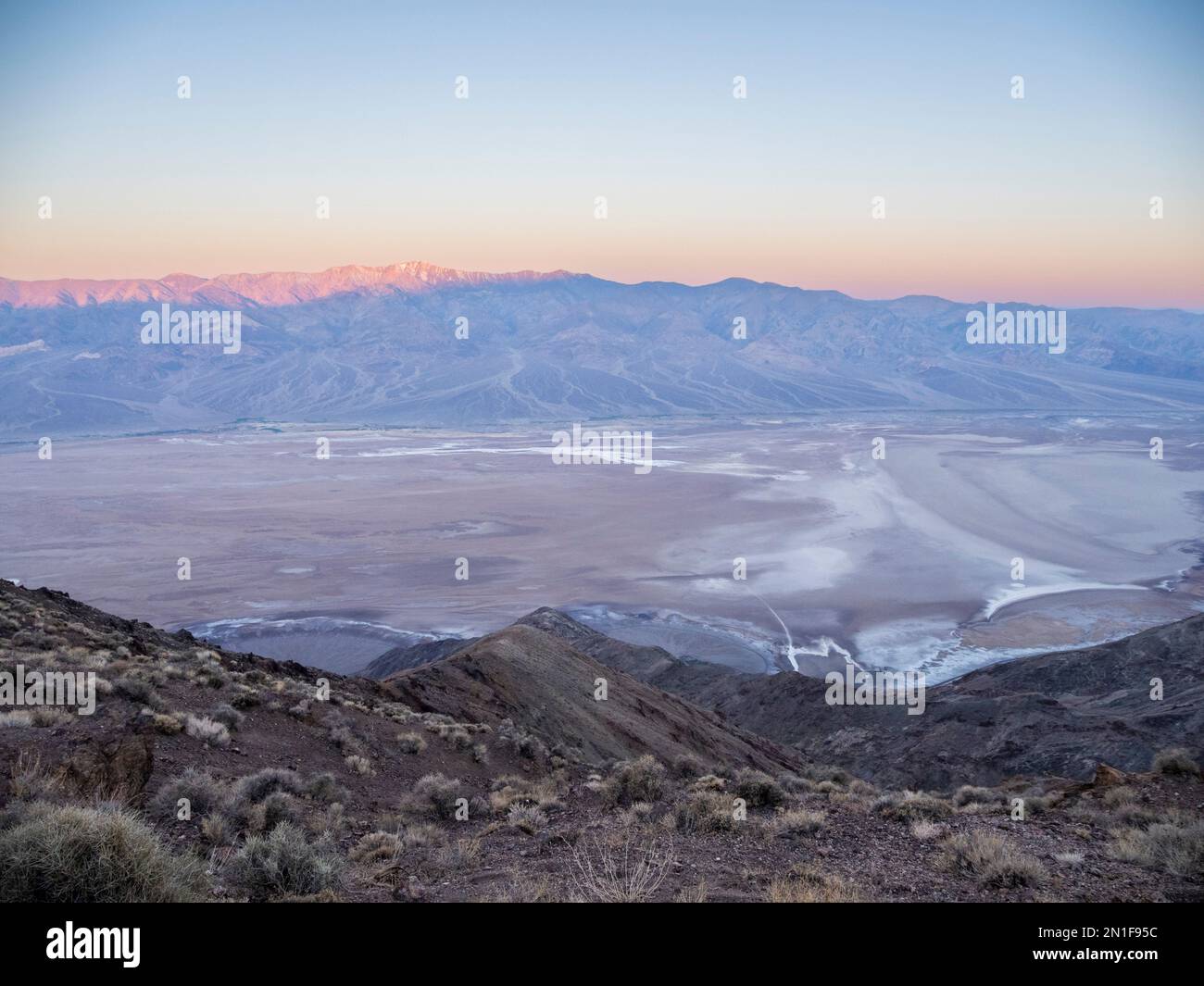 Lever de soleil à travers Badwater Basin, Telescope Peak depuis Dante's View dans le parc national de la Vallée de la mort, Californie, États-Unis d'Amérique, Amérique du Nord Banque D'Images