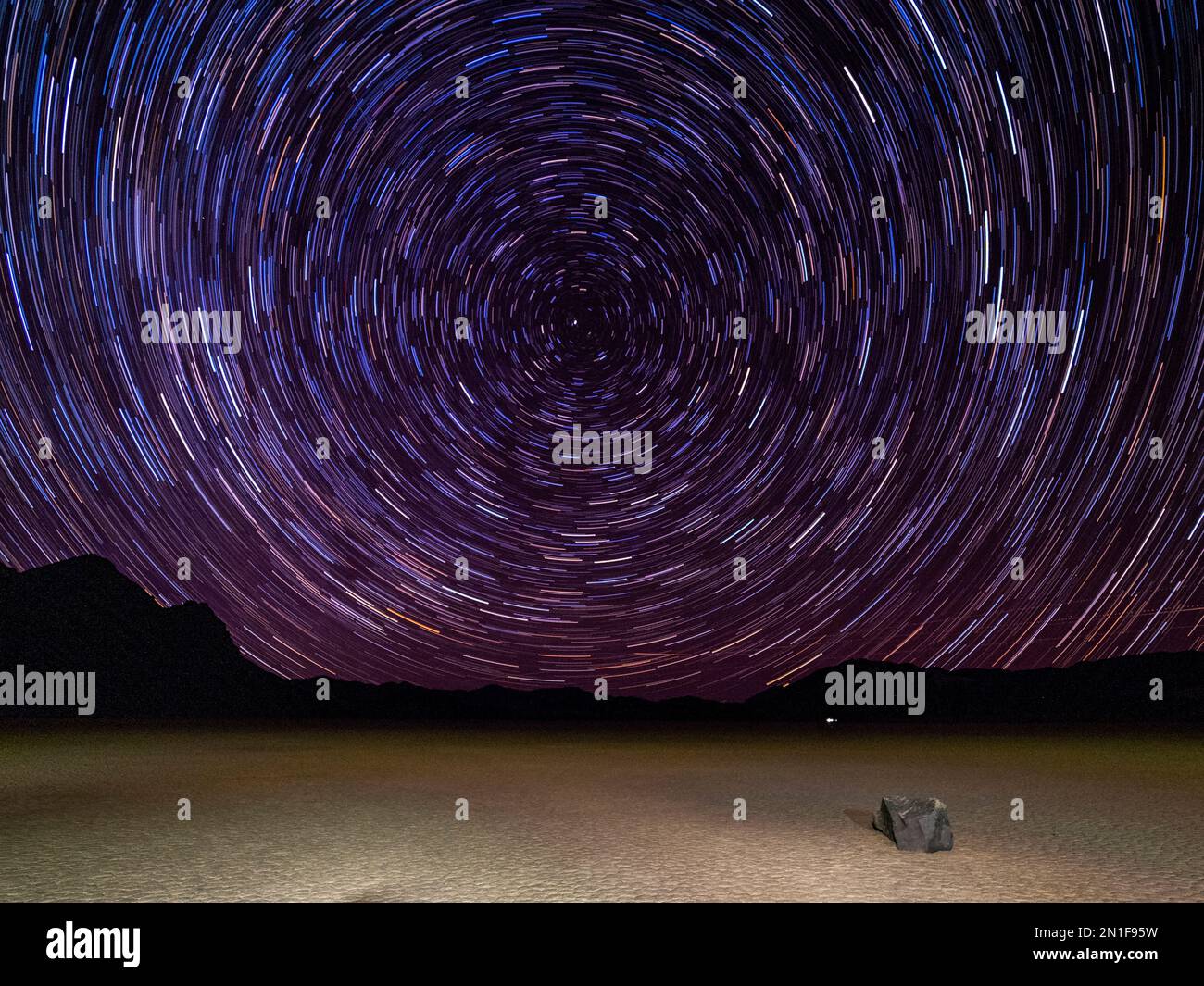Photo nocturne des étoiles, de l'hippodrome, d'une playa ou d'un lavoir séché, dans le parc national de la Vallée de la mort, Californie, États-Unis d'Amérique, Amérique du Nord Banque D'Images