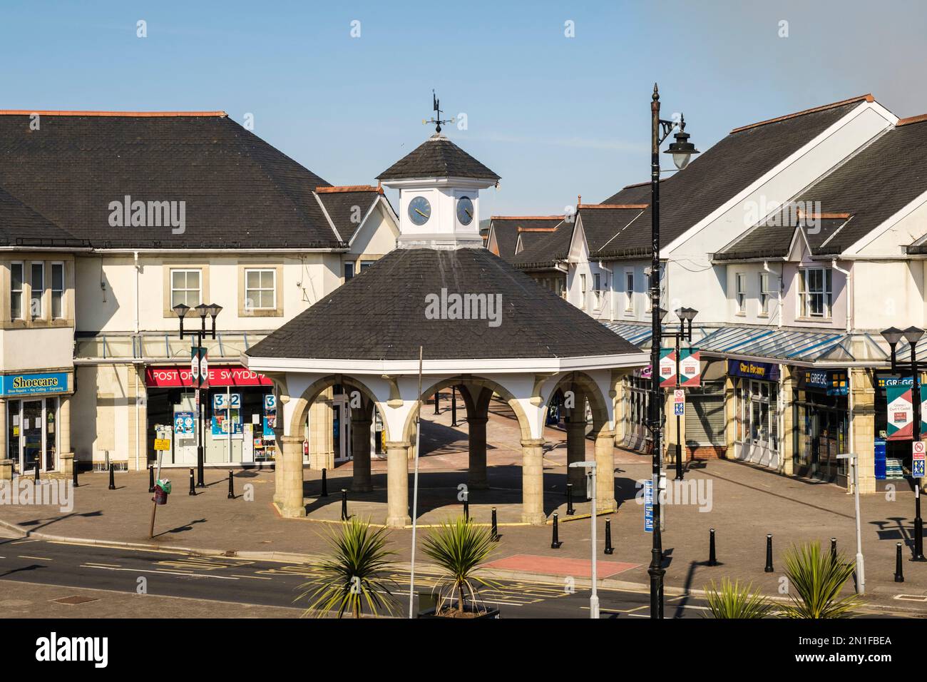 Entrée au centre commercial Castle court avec tour de l'horloge et bureau de poste. Caerphilly, Gsent, sud du pays de Galles, Royaume-Uni, Grande-Bretagne Banque D'Images
