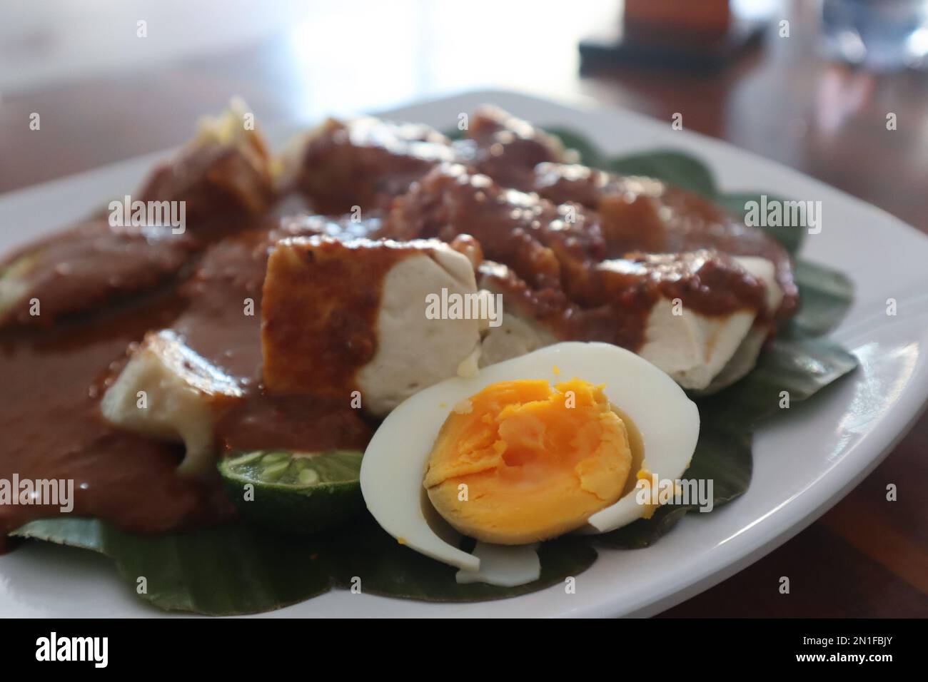 Le Gado-gado est une salade de légumes au mélange indonésien servie avec de la sauce aux arachides Banque D'Images