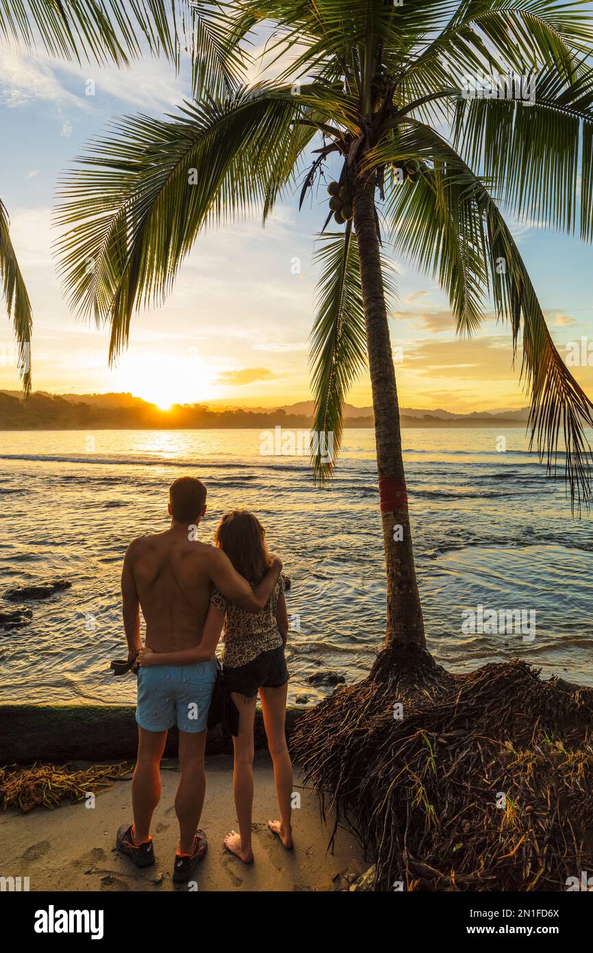 Playa Negra au coucher du soleil, Puerto Viejo de Talamanca, Caraïbes, Costa Rica, Amérique centrale Banque D'Images