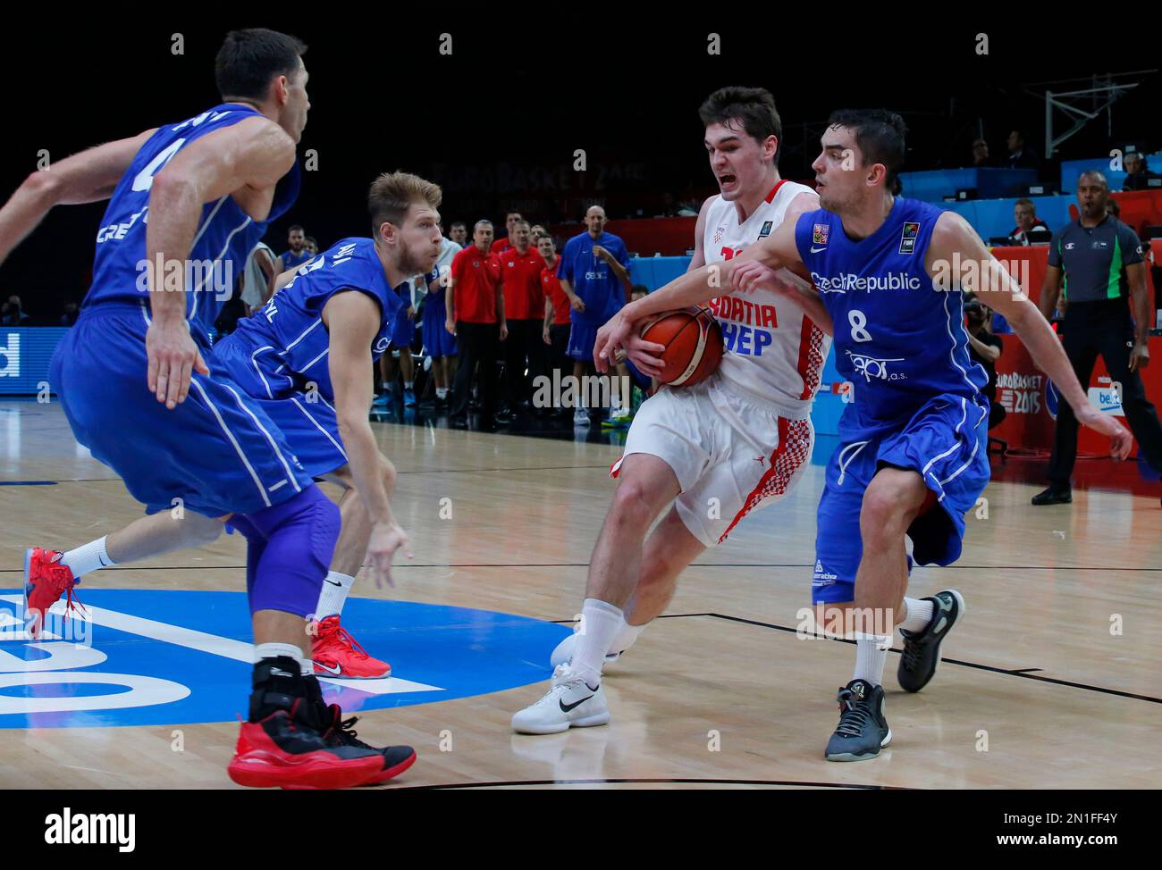 Croatia's Mario Hezonja, 2nd right, is blocked by Czech Republic's Tomas Satoransky, right, Patrik Auda, 2nd left, and Petr Benda during the EuroBasket European Basketball Championship match, round of sixteen, between Croatia against Czech Republic, at Pierre Mauroy stadium in Lille, northern France, Sunday, Sept. 13, 2015. The Czech Republic won 80-59. (AP Photo/Michel Euler) Banque D'Images