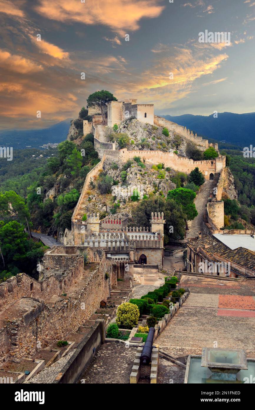 Château de Xativa au crépuscule, à une hauteur de 310 mètres au-dessus de la ville moderne, Xativa, Valence, Espagne, Europe Banque D'Images