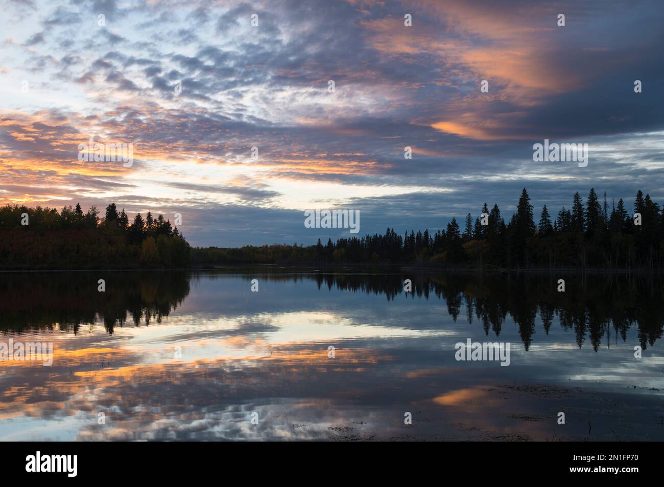 Coucher de soleil en automne au lac Astotin, parc national Elk Island, Alberta, Canada, Amérique du Nord Banque D'Images