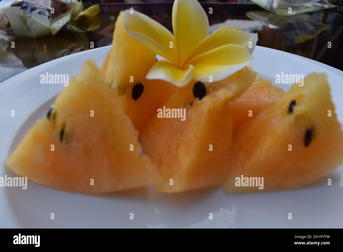 morceaux de pastèque jaune sur une assiette blanche Banque D'Images