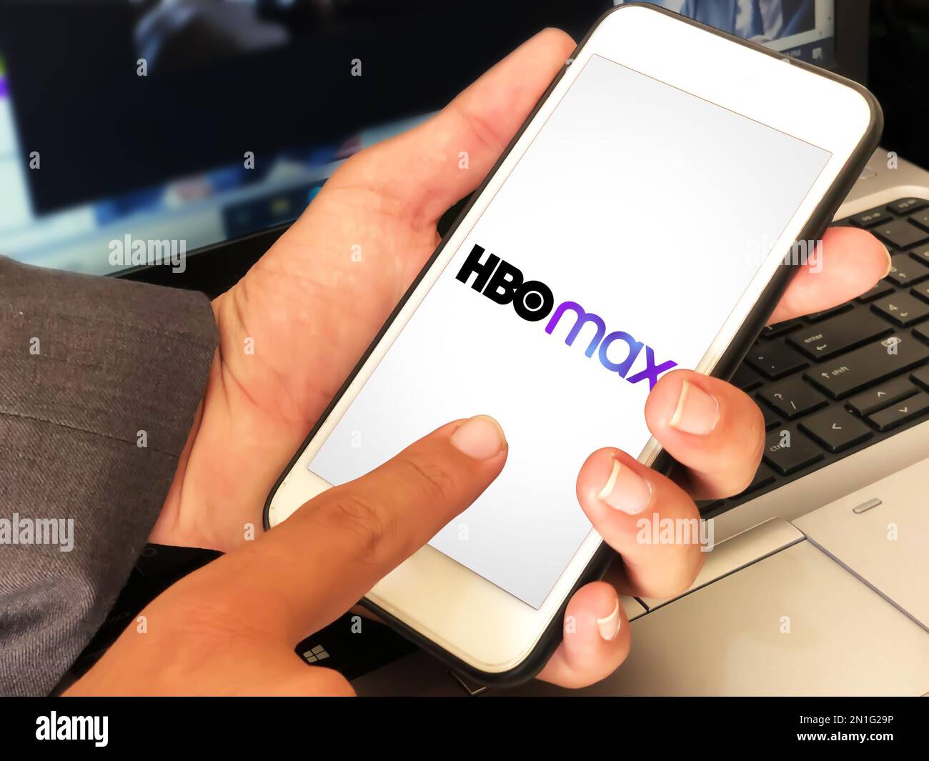 Application mobile de divertissement HBO Max avec homme l'utilisant, expérience éditoriale Banque D'Images