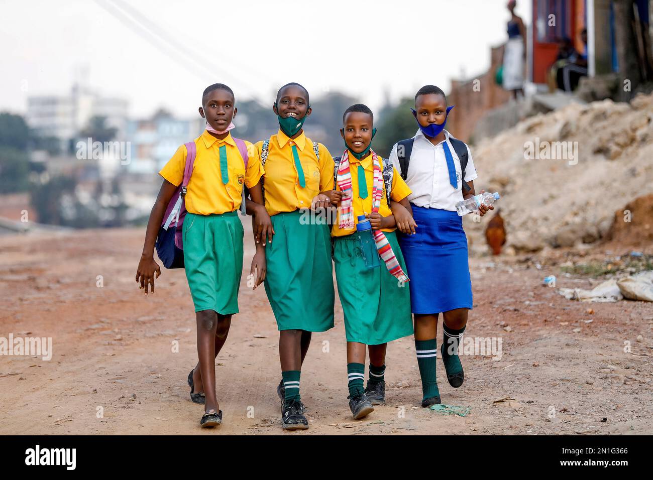 Enfants marchant de l'école à Kigali, Rwanda, Afrique Banque D'Images