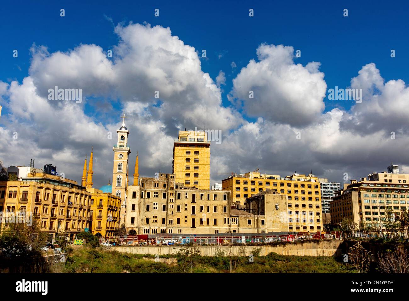 Cathédrale Saint George Maronite et bâtiments voisins, Beyrouth, Liban, Moyen-Orient Banque D'Images