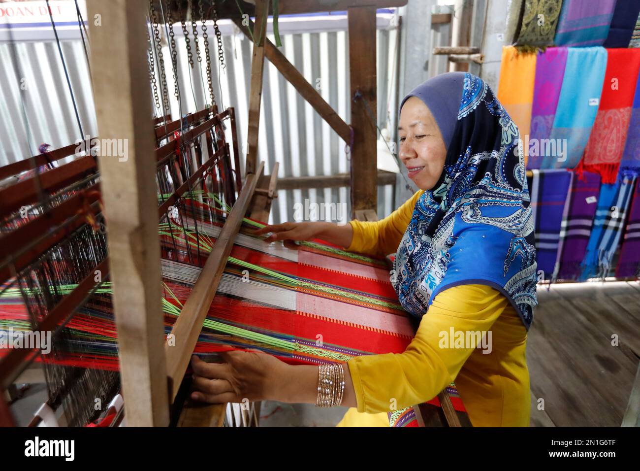 Femme travaillant sur un vieux métier à tisser de soie, Chau Doc, Vietnam, Indochine, Asie du Sud-est, Asie Banque D'Images