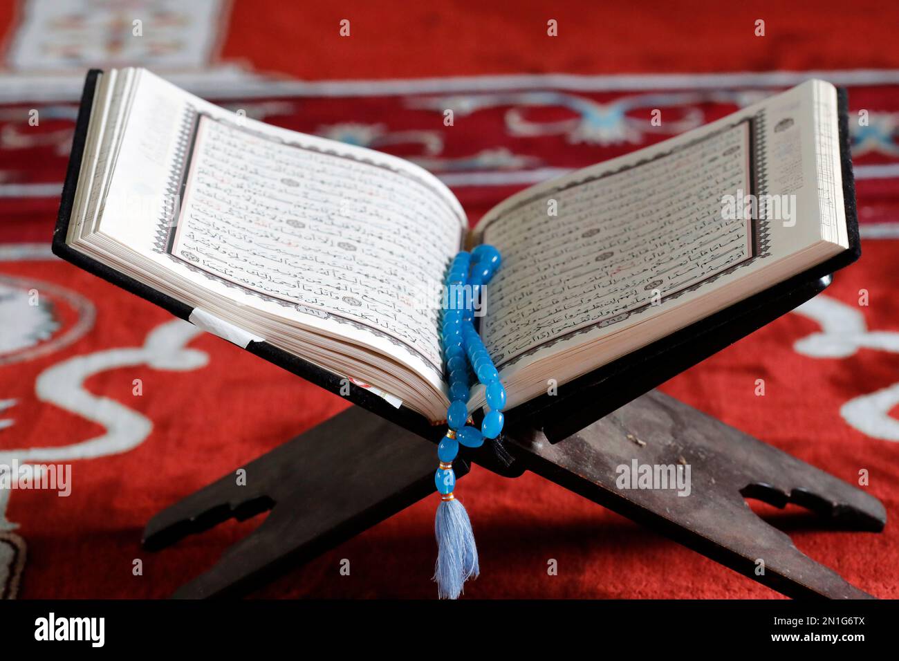 Perles de prière ouvertes Quran et musulmane sur un stand de bois, symbole de l'Islam, an Giang, Vietnam, Indochine, Asie du Sud-est, Asie Banque D'Images