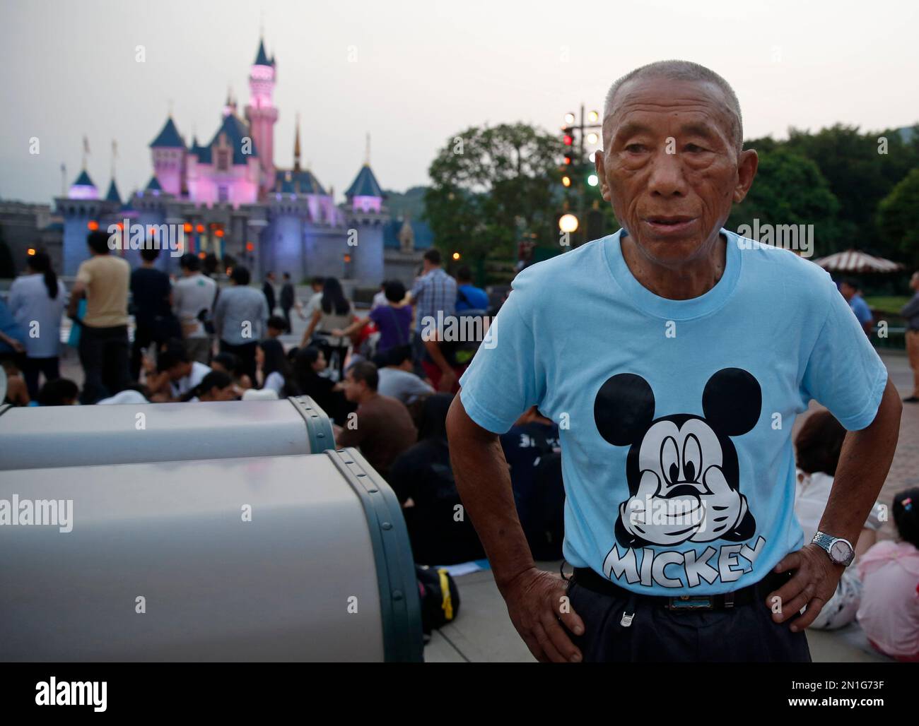A man walks in front of the Sleeping Beauty Castle at the Hong Kong Disneyland, Friday, Sept. 11, 2015. The Hong Kong Disneyland is celebrating it's 10th anniversary. (AP Photo/Kin Cheung) Banque D'Images