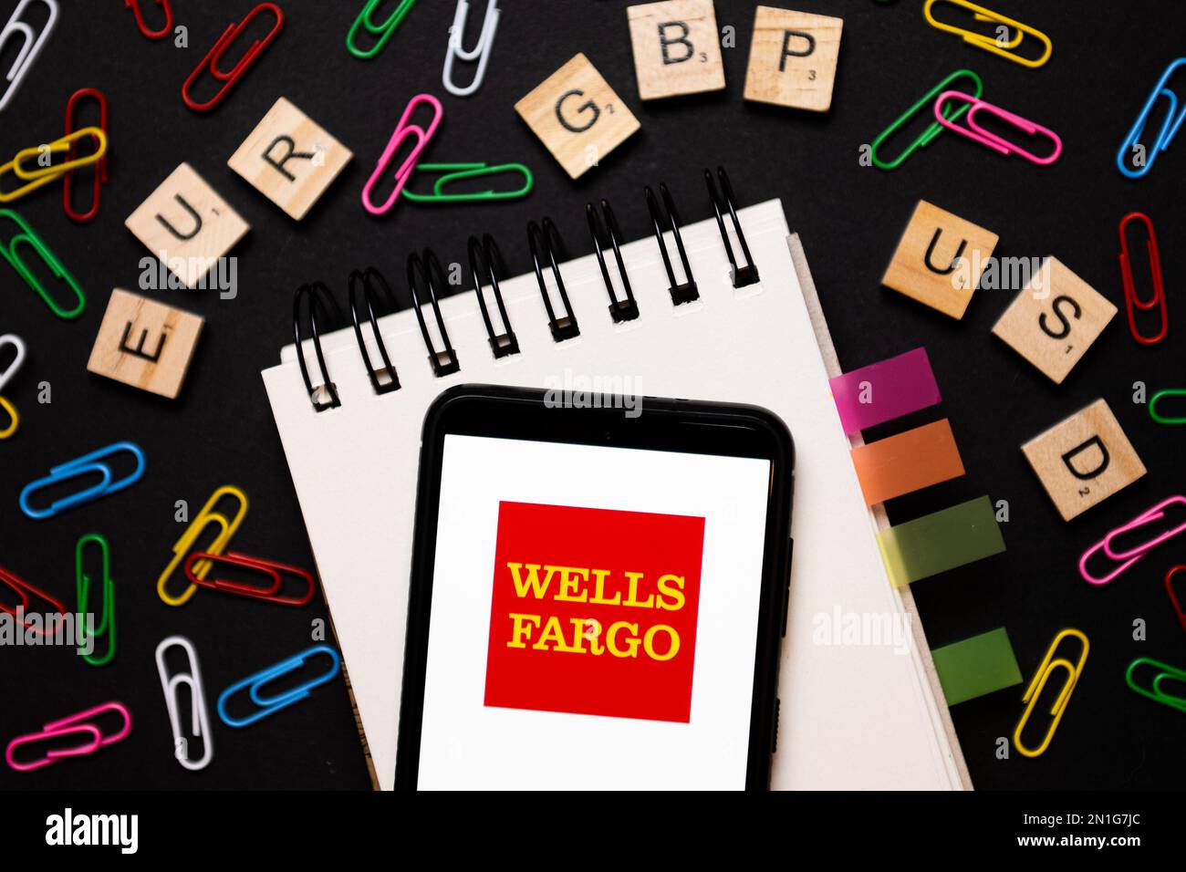 Pologne. 23rd janvier 2023. Sur cette photo, le logo Wells Fargo est affiché sur un smartphone. (Photo de Mateusz Slodkowski/SOPA Images/Sipa USA) crédit: SIPA USA/Alay Live News Banque D'Images