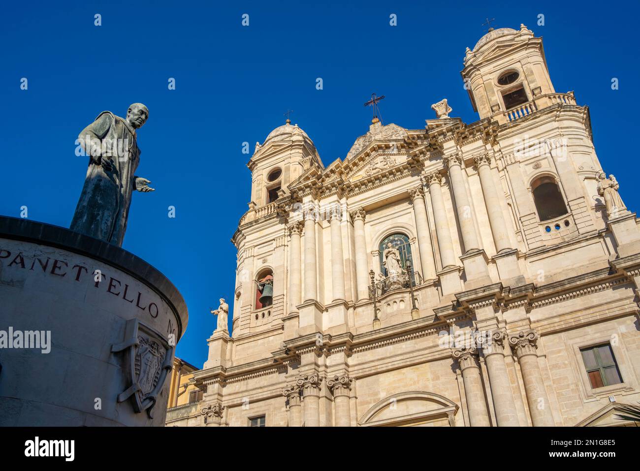 Vue sur l'église Saint-Laurent François d'Assise de Piazza San Francesco d'Assise, Catane, Sicile, Italie, Méditerranée, Europe Banque D'Images