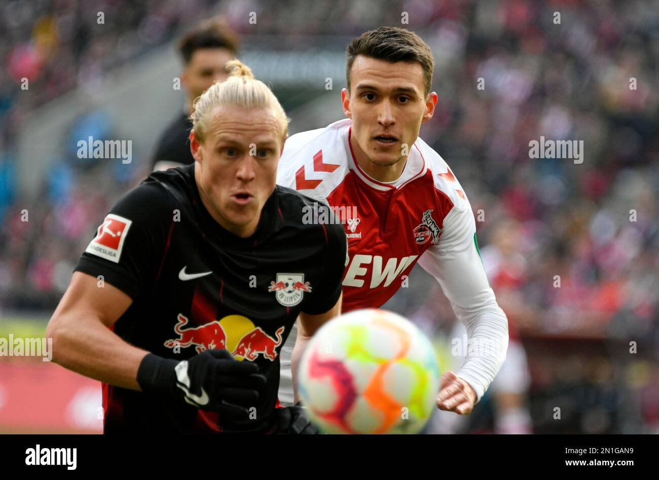 RheinEnergieStadion Cologne Allemagne, 4,3.2023, football: Bundesliga match day 19, 1.FC Koeln (KOE, blanc) contre Rasenbalsport Leipzig (RBL, noir) — Dejan Ljubicic (KOE), Xaver Schlager (RBL) Banque D'Images