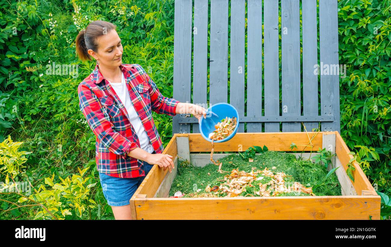 Bac à compost en bois à fabriquer soimême. Une femme jette des déchets alimentaires dans un bac