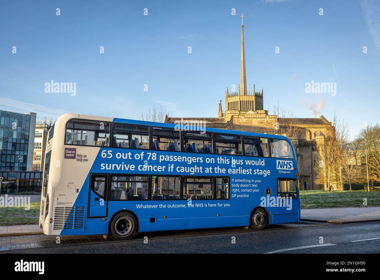 USAGE ÉDITORIAL SEUL le bus « NHS bus-ting cancer » traverse Blackburn ...