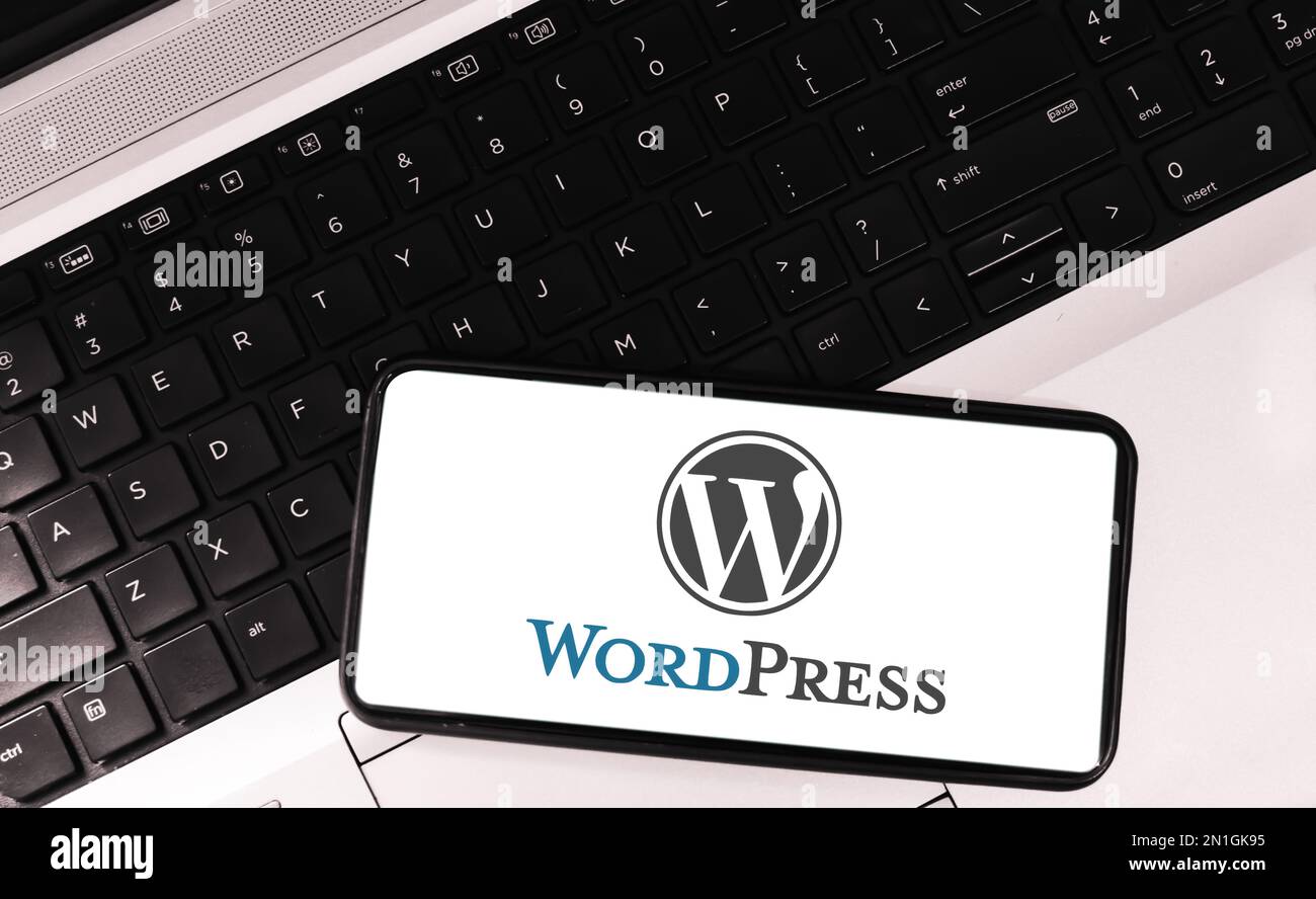 WordPress sur écran mobile avec ordinateur portable en arrière-plan, site web de fabrication de l'outil toile de fond éditoriale Banque D'Images WordPress sur écran mobile avec ordinateur portable en arrière-plan, site web de fabrication de l'outil toile de fond éditoriale Banque D'Images